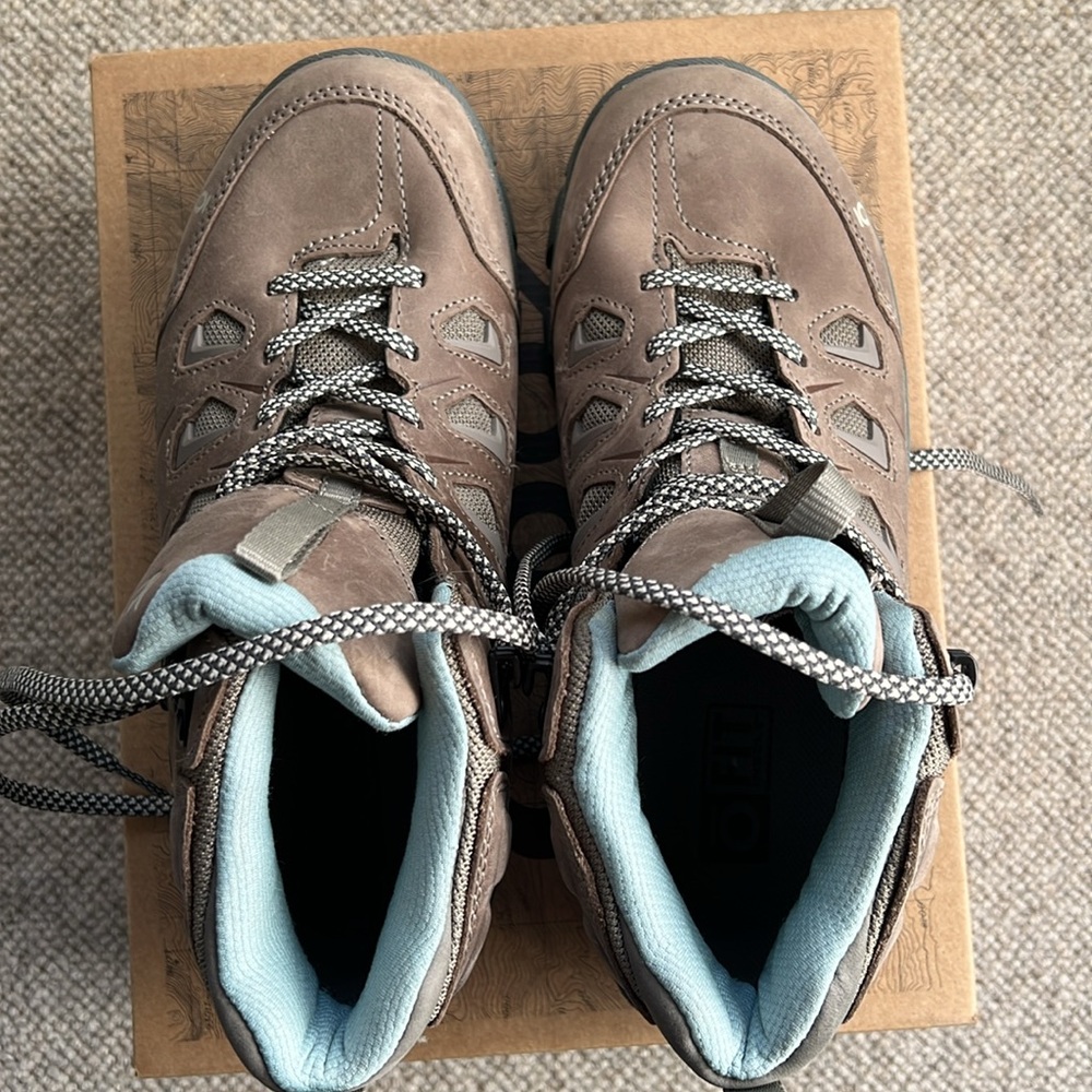 New Obōz women’s hiking boots size 9 W